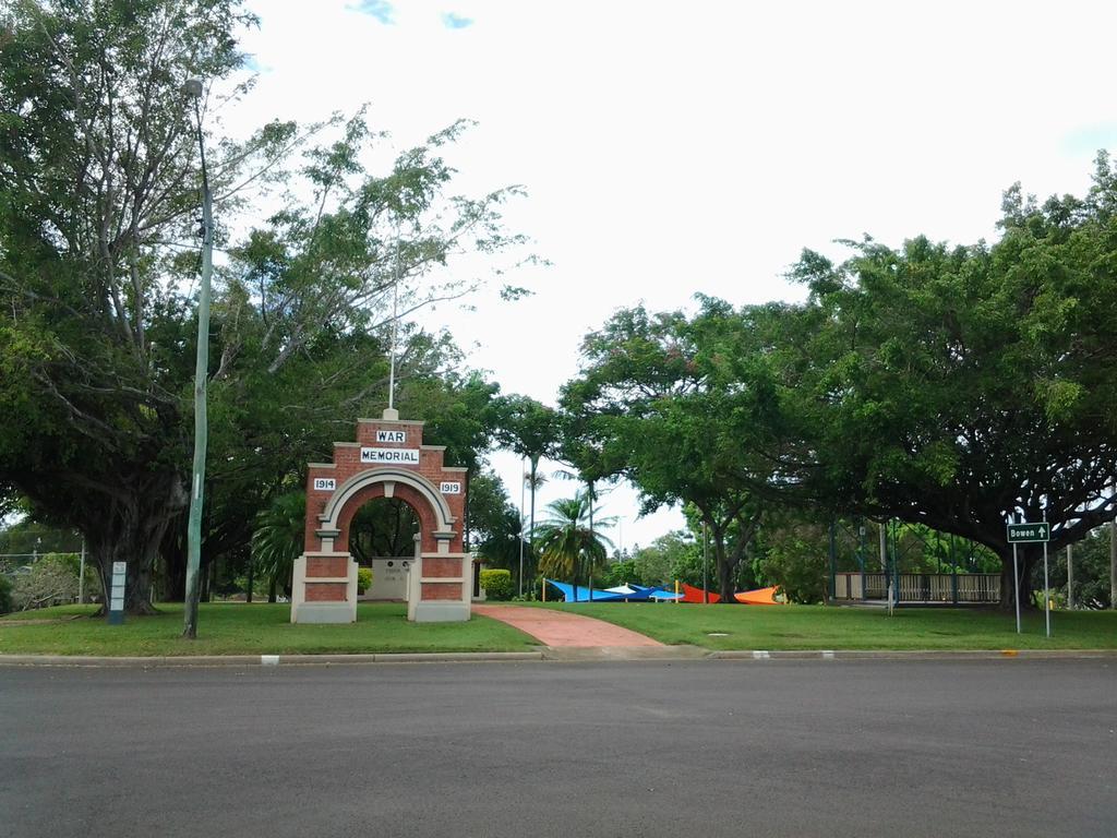 Tropical City Motor Inn Ayr Esterno foto